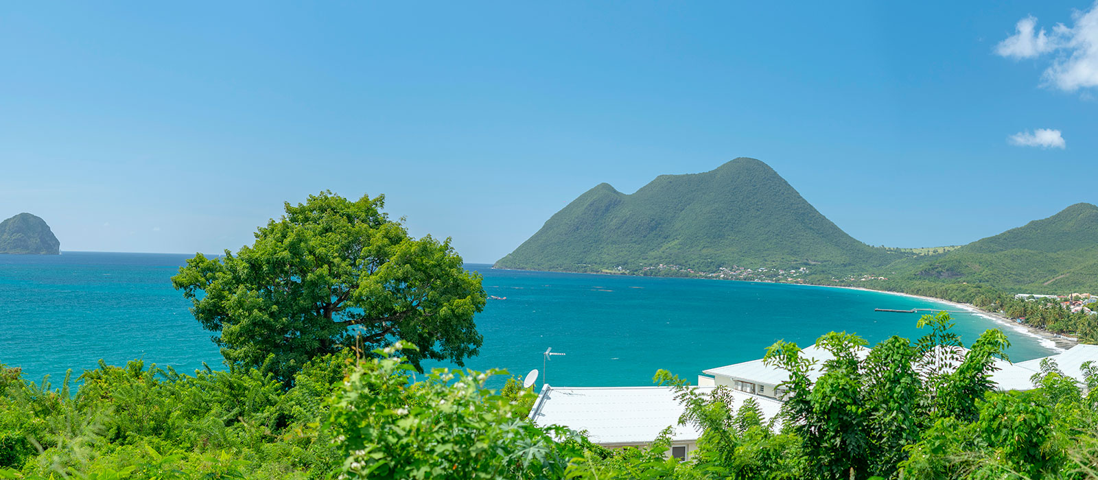 Baie du Diamant en Martinique : mer turquoise dominée par le Morne Larcher et rocher du Diamant visible à gauche. 
