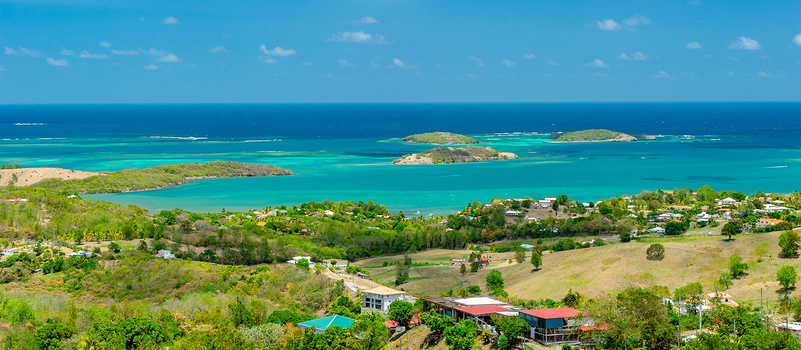 Vue panoramique sur les fonds blancs et les îlets du François en Martinique depuis les hauteurs verdoyantes.