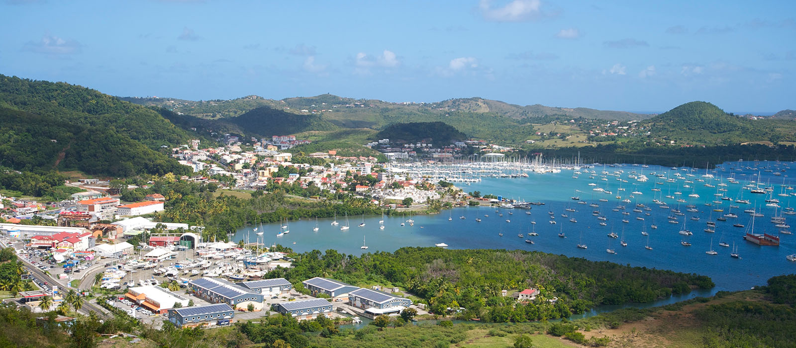 Vue panoramique de la marina du Marin en Martinique avec ses nombreux voiliers ancrés dans la baie.