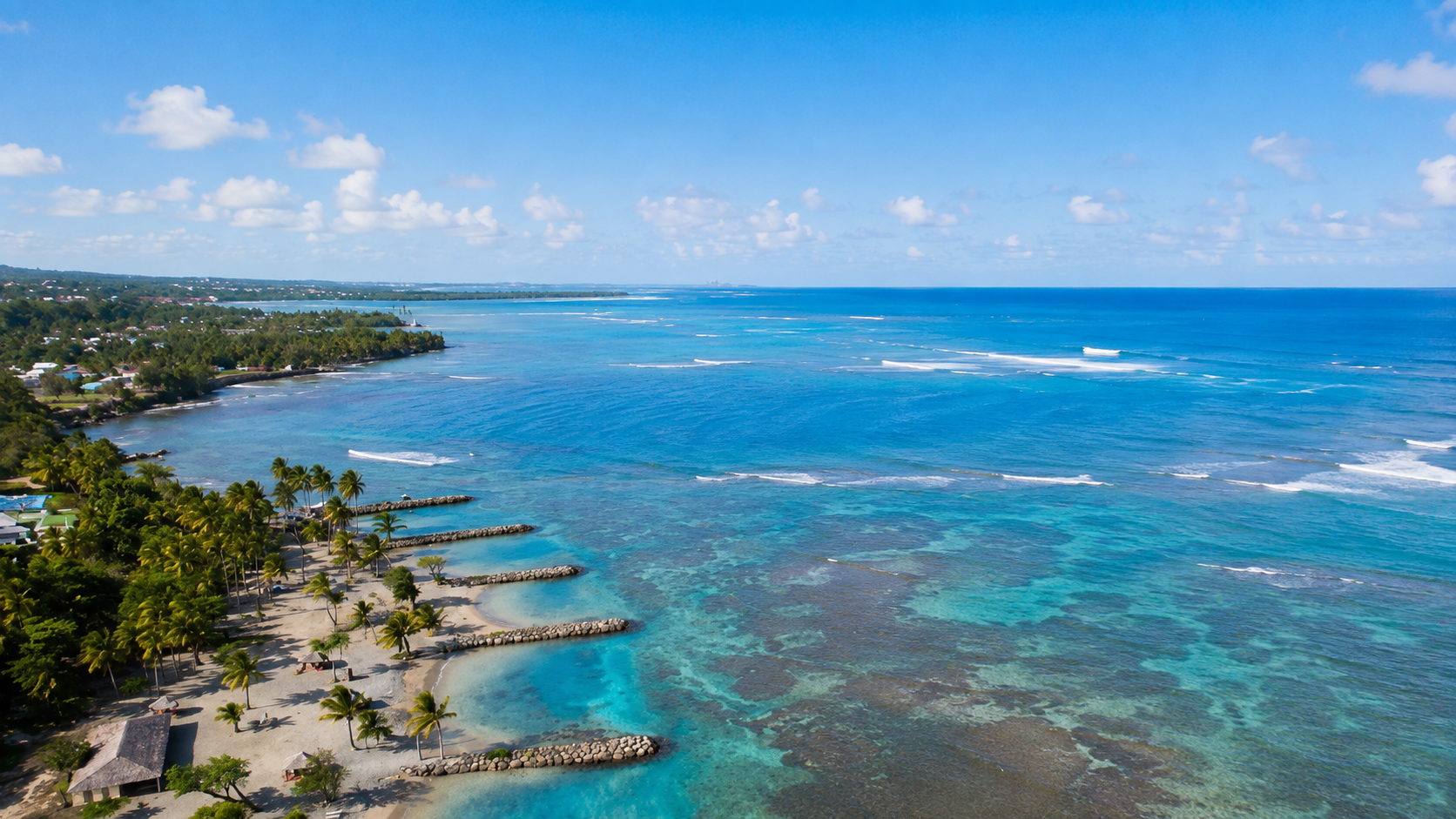 Vue aérienne de la plage du Roseau à Capesterre-Belle-Eau en Guadeloupe